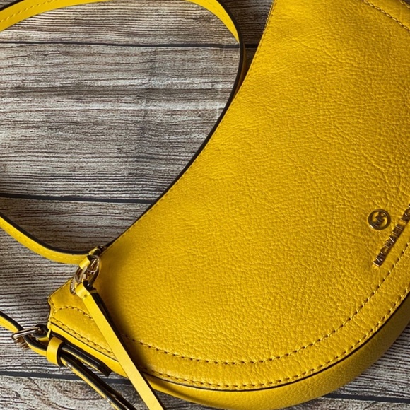 New MICHAEL Michael Kors Camden Small Messenger - Picture 6 of 16